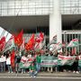 Protesta dei lavoratori Innovaway e Nbt sotto al grattacielo Sanpaolo a Torino [video]
