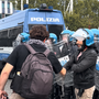 I manifestanti alla Polizia: "Abbassate gli scudi" [video]