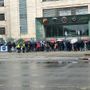 Carrozzerie Mirafiori, i lavoratori in cassa integrazione si riuniscono all'aperto davanti alla porta 5 [video]