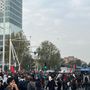 A Torino insegnanti schierati in testa al corteo davanti alla Polizia [video]