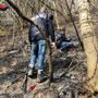 Usa il flessibile per tagliare i pali, prende fuoco il bosco della riserva Monti Pelati