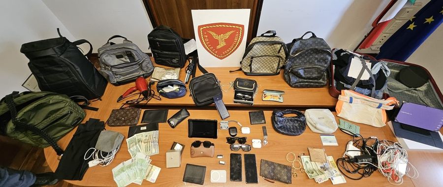 Arrestato a Torino con lo zaino carico di refurtiva il ladro dei treni ad Alta Velocità. Gli oggetti rinvenuti saranno restituiti ai proprietari Arrestato a Torino con lo zaino carico di refurtiva il ladro dei treni ad Alta Velocità. Gli oggetti rinvenuti saranno restituiti ai proprietari