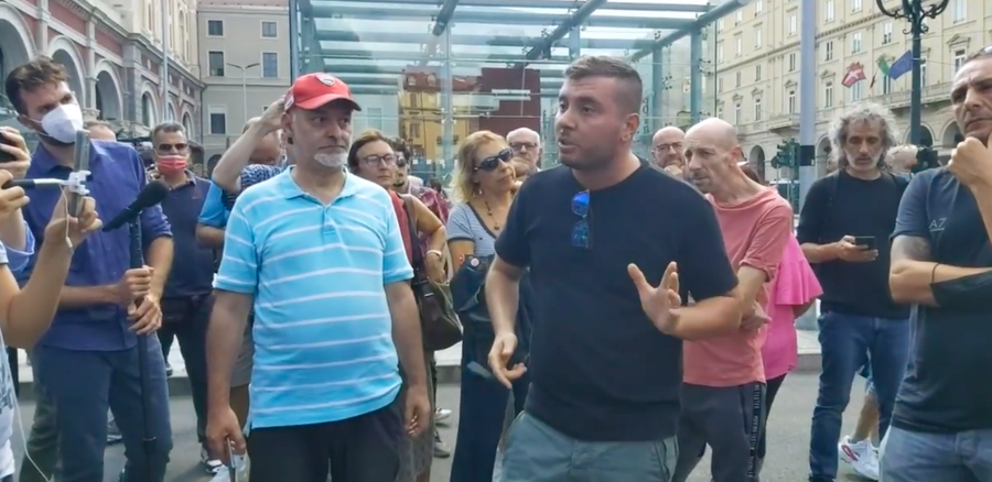 No green pass a Porta Nuova: "Non vogliamo essere contro la legge" No green pass a Porta Nuova: "Non vogliamo essere contro la legge"