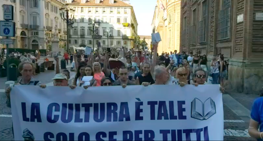 Torino, manifestazione per il diritto alla cultura contro il green pass Torino, manifestazione per il diritto alla cultura contro il green pass