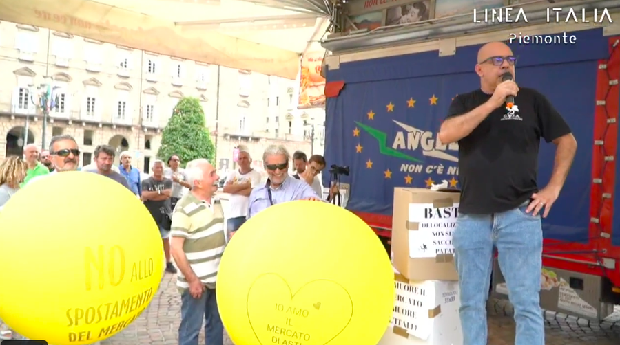Ambulanti di Goia e Ubat in piazza a Torino: &quot;Chiediamo solo di poter lavorare&quot;