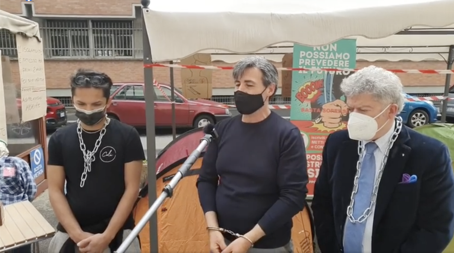 &quot;Continuo lo sciopero della fame fino a quando non cambia la situazione. Io da qui non mi muovo&quot;