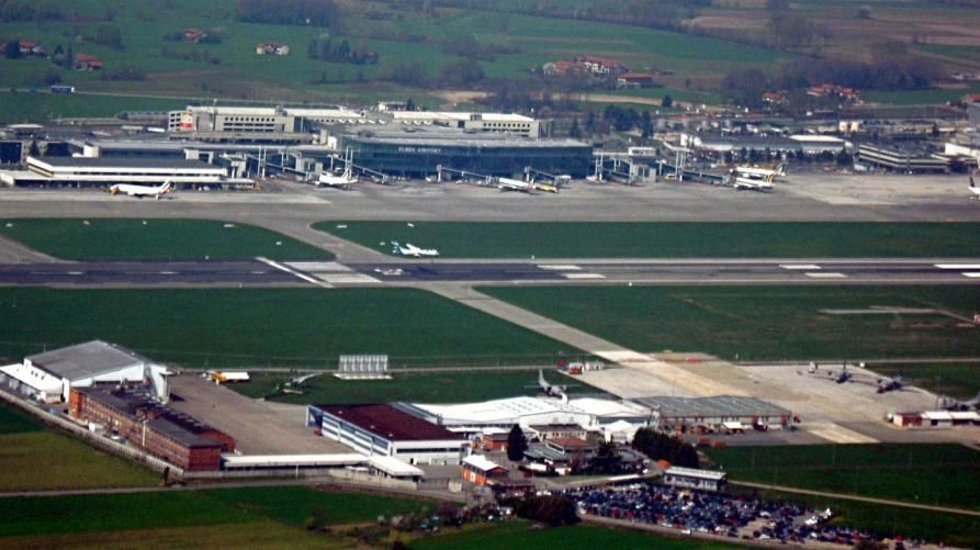 Un'altra domenica difficile all'aeroporto di Caselle, lunghe attese per i bagagli e voli dirottati