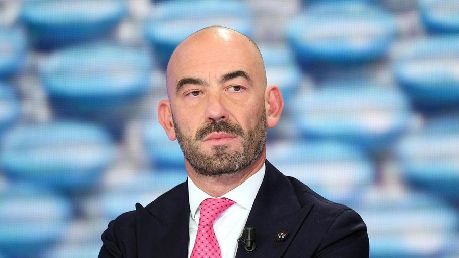 L'infettivologo Bassetti duramente contestato a Torino durante la presentazione del suo libro. Accusati i “novax”