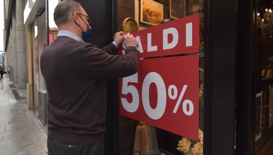 Al via i saldi: in Piemonte spesa media di 140/160 euro, in calo rispetto all'anno scorso. In diminuzione anche coloro che pensano di fare acquisti