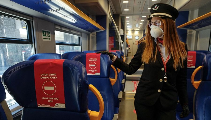 Distanziamento su treni e bus extra-urbani: venerdì un'ordinanza regionale