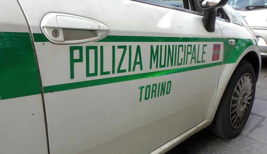 Ricercata dalla Procura di Torino tenta di nascondersi nel doppio fondo di un camper