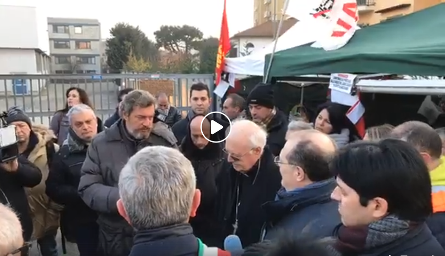 Monsignor Nosiglia incontra i lavoratori Martor di Brandizzo in presidio permanente per difendere il posto di lavoro