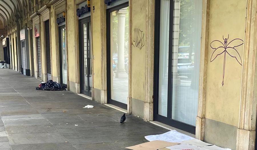 Senzatetto in corso Vinzaglio, la situazione è diventata cronica e intollerabile