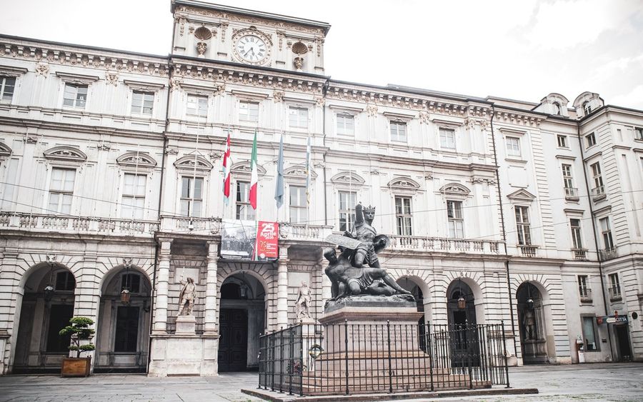 Irpef, lo Stato la diminuisce e il Comune l’aumenta. Il caso Torino. Di Carlo Manacorda*