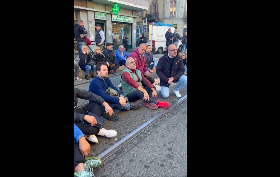 Torino, gli ambulanti manifestano in piazza Foroni per la sicurezza: &quot;Serve l'esercito&quot; [video]