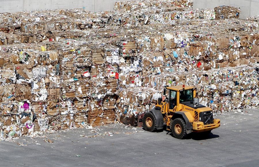 Una storia italiana: 10 anni per stabilire quando carta e cartone non sono rifiuti. Di Carlo Manacorda* Una storia italiana: 10 anni per stabilire quando carta e cartone non sono rifiuti. Di Carlo Manacorda*