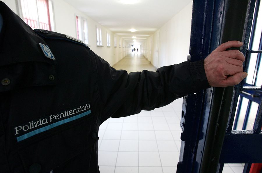 Ancora violenza nel carcere di Torino: un detenuto dà fuoco alla cella, quattro agenti intossicati, un altro in ospedale Ancora violenza nel carcere di Torino: un detenuto dà fuoco alla cella, quattro agenti intossicati, un altro in ospedale