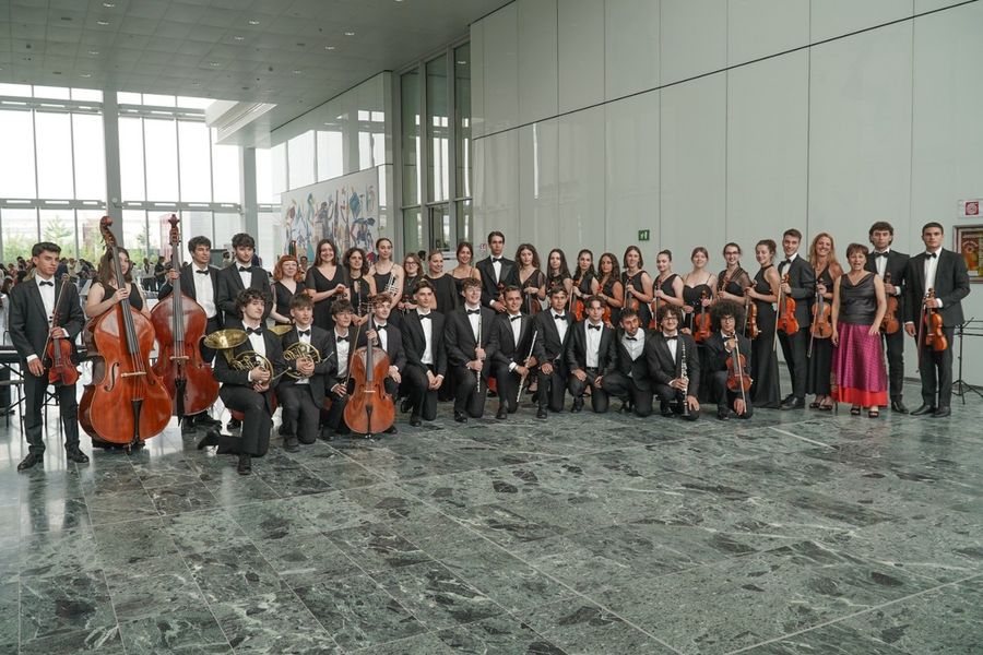 Al grattacielo della regione Piemonte si esibisce l'Orchestra Magister Harmoniae dopo la vittoria a Vienna [video]