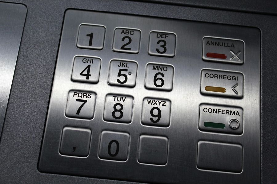 Gli rubano il portafoglio ma pedina la ladra e la fa arrestare dai carabinieri mentre preleva al bancomat Gli rubano il portafoglio ma pedina la ladra e la fa arrestare dai carabinieri mentre preleva al bancomat