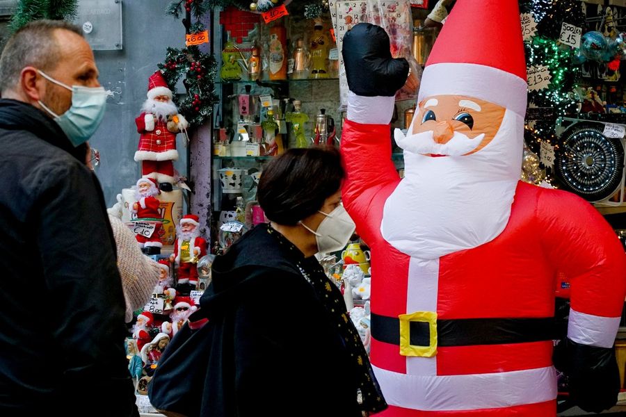 Torino, firmata l'ordinanza: shopping natalizio con mascherina Torino, firmata l'ordinanza: shopping natalizio con mascherina