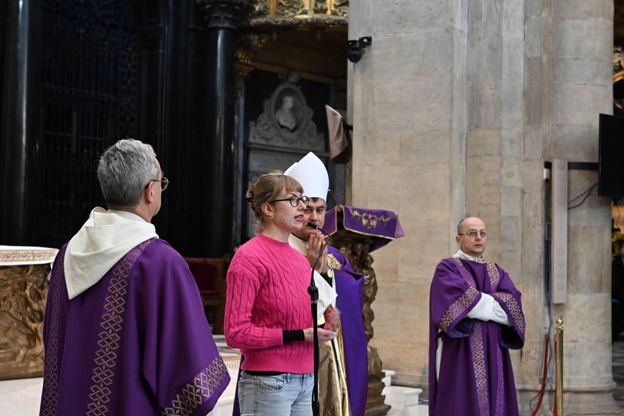 Attivisti di Extinction Rebellion interrompono la messa nel Duomo di Torino per leggere passi dell'enciclica del papa Attivisti di Extinction Rebellion interrompono la messa nel Duomo di Torino per leggere passi dell'enciclica del papa