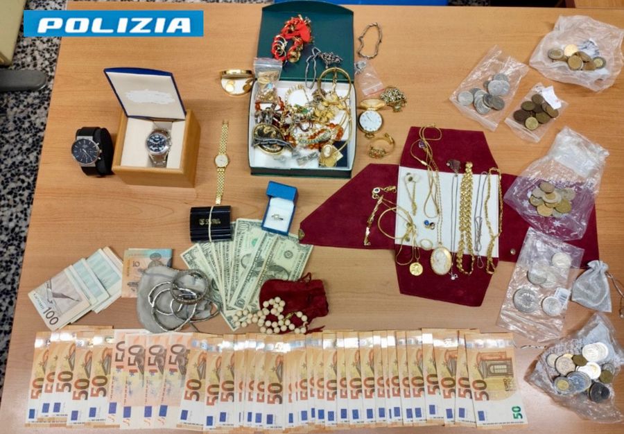 Si finge perito e si fa consegnare il contenuto della cassaforte ma viene arrestato subito dopo il colpo Si finge perito e si fa consegnare il contenuto della cassaforte ma viene arrestato subito dopo il colpo