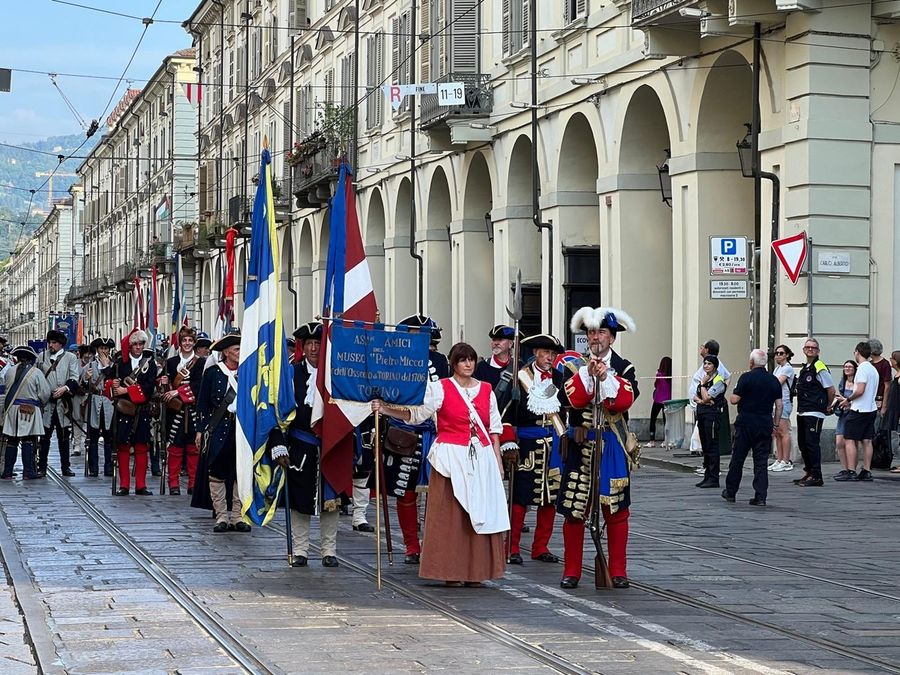 Festa di san Giovanni a Torino, per le strade del centro il corteo storico [video]