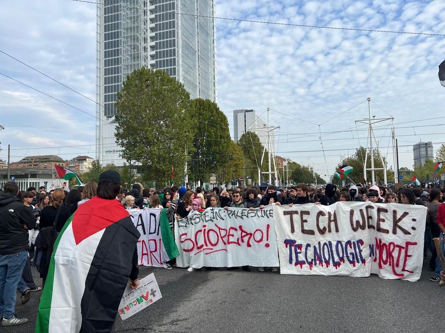 Manifestazione ProPal  a Torino, il corteo si divide in tre spezzoni, lacrimogeni e tensioni con le forze dell'ordine