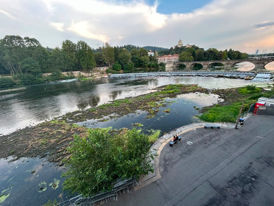 Il Po diventa una prateria per la poca acqua [video]