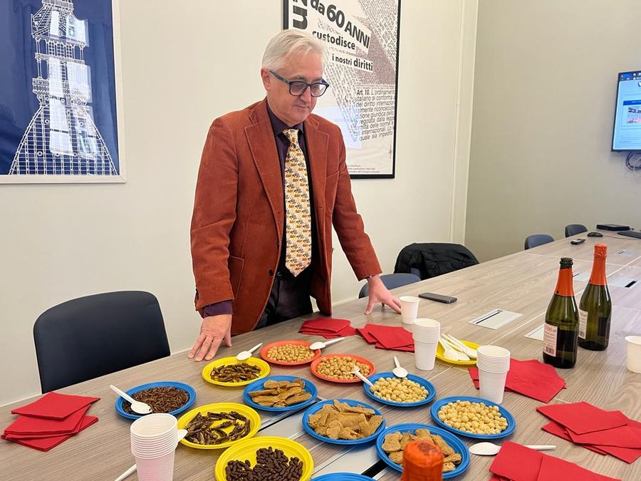 Grilli a colazione (e a pranzo), il consigliere Viale: &quot;Mangio insetti per difendere la libertà&quot; [video]