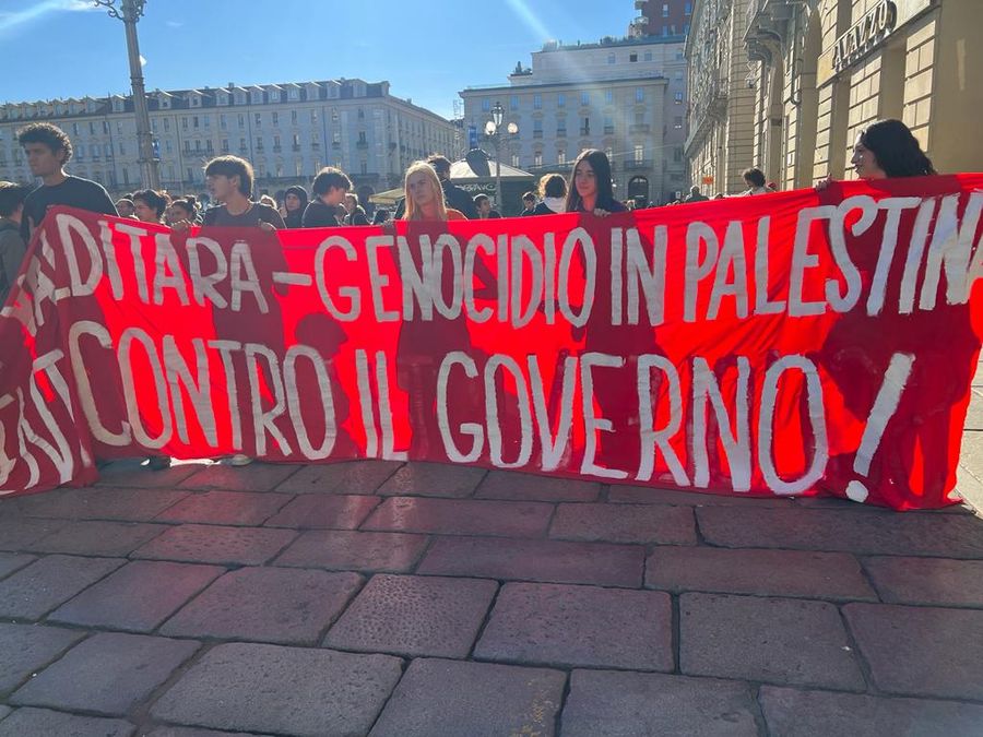 Sciopero generale, corteo studenti al grido “Free Palestine” [video]