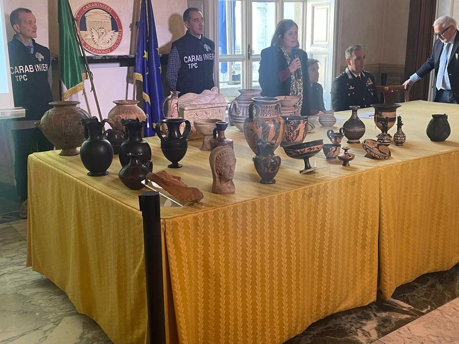 Duecento reperti archeologici trafugati a inizio Anni Novanta tornano allo Stato