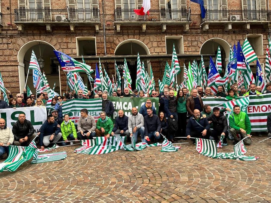 Manifestare è un diritto, non un crimine. A Torino il presidio regionale di Cisl Manifestare è un diritto, non un crimine. A Torino il presidio regionale di Cisl