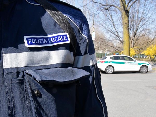 Controlli della Polizia locale, cinque patenti ritirate in una giornata di servizio in borghese Controlli della Polizia locale, cinque patenti ritirate in una giornata di servizio in borghese