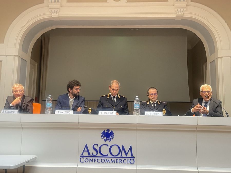 Forze dell'ordine e operatori dei locali notturni al tavolo di confronto organizzato da Epat Ascom e Silb. La volontà di cooperare su programmi di sensibilizzazione diretti ai giovanissimi Forze dell'ordine e operatori dei locali notturni al tavolo di confronto organizzato da Epat Ascom e Silb. La volontà di cooperare su programmi di sensibilizzazione diretti ai giovanissimi