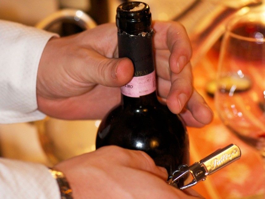 Vino contraffatto venduto con false etichette di pregio, il Carabinieri del Nas arrestano sei persone