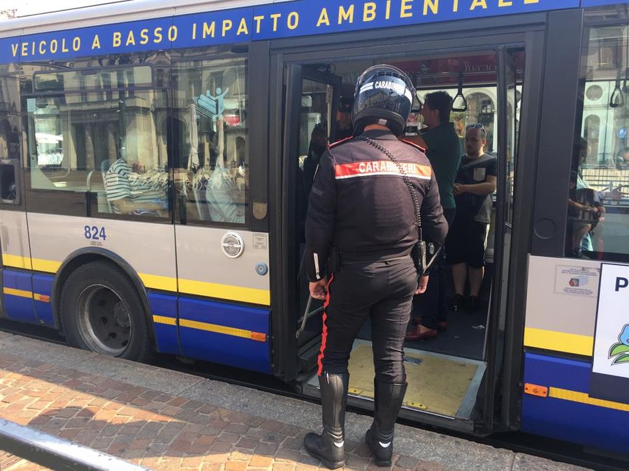 Rapina con coltello a una donna che aspetta autobus: arrestati, bottino recuperato Rapina con coltello a una donna che aspetta autobus: arrestati, bottino recuperato
