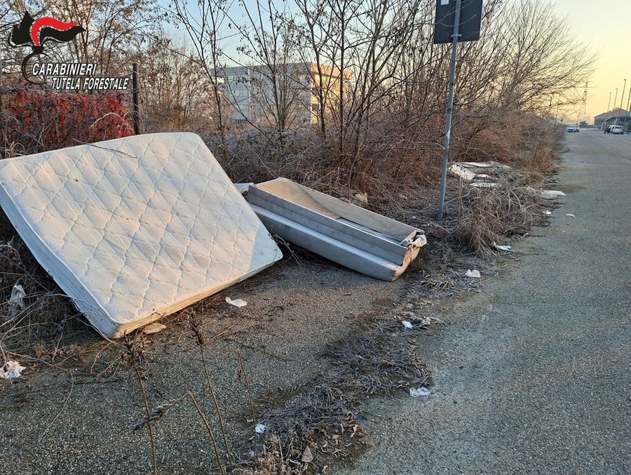 Gettano a bordo strada materassi e divani, denunciati dai Carabinieri