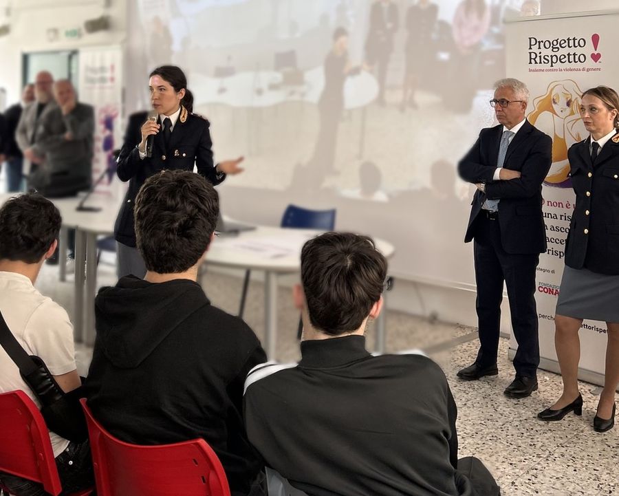 Fabbricava e spediva fuochi d’artificio illegali in tutta Italia