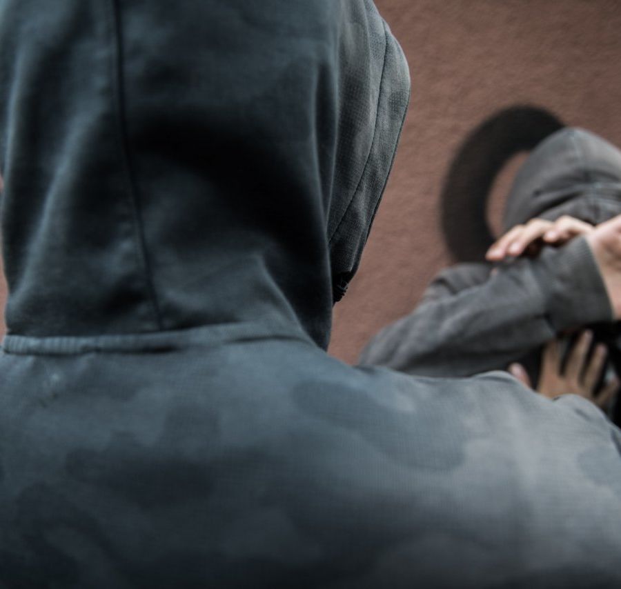10 ragazzi circondano e rapinano coetaneo in pieno centro a Torino, poco dopo un'altra aggressione