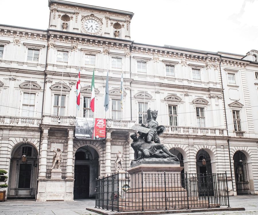Irpef, lo Stato la diminuisce e il Comune l’aumenta. Il caso Torino. Di Carlo Manacorda*