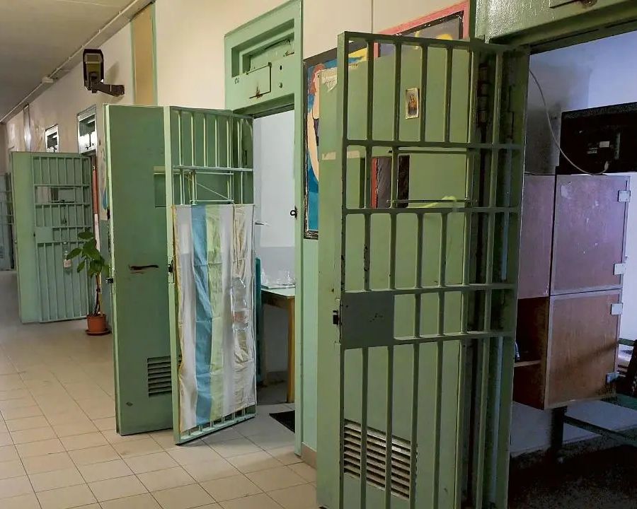 Vercelli, ancora un'aggressione a un poliziotto, il sindacato: “Non si può lavorare così, venga il sottosegretario alla giustizia”