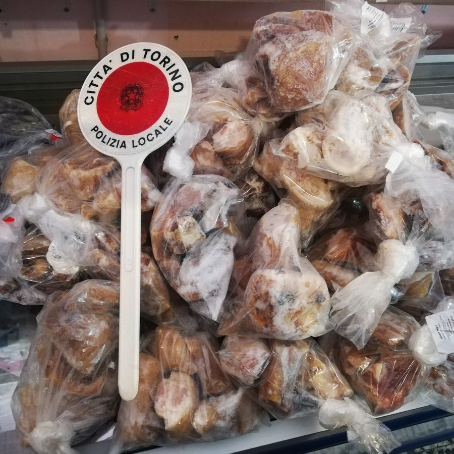 Torino, oltre 100 kg di carne e pesce mal conservati in un minimarket