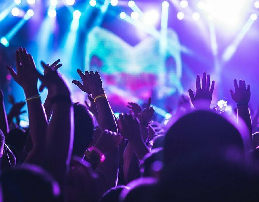 Tanti, assembrati e senza mascherina: la Polizia locale chiude discoteca a Torino