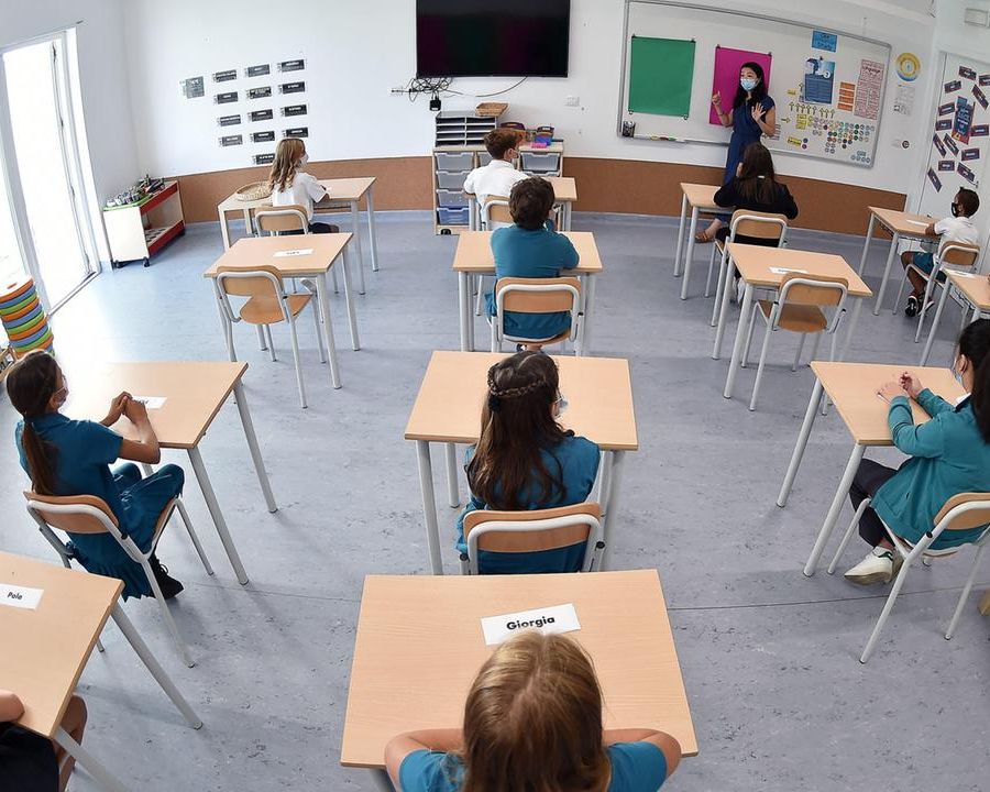 Piemonte, scuole superiori: si torna a scuola al 50%. Parte il piano per il trasporto scolastico potenziato
