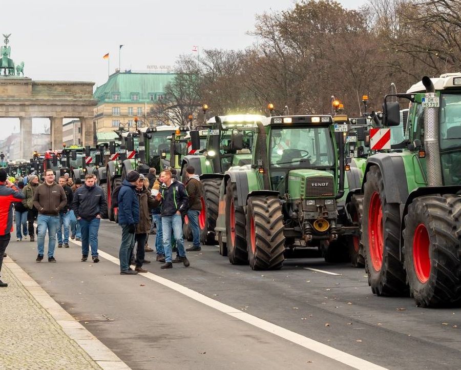 La chiamano transizione ecologica ma è (oscenamente) una transizione sociologica: dopo l'auto tocca all'agricoltura. Di Riccardo Ruggeri*