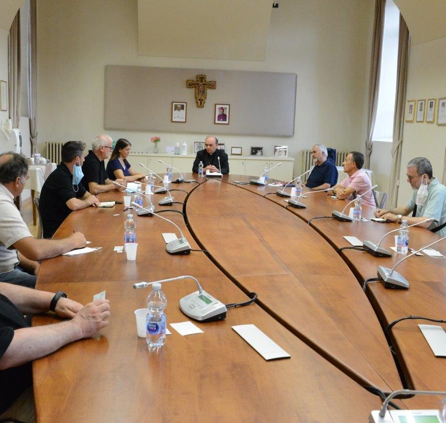 Stamperia Miroglio di Govone, interviene anche il vescovo di Alba che incontra i lavoratori