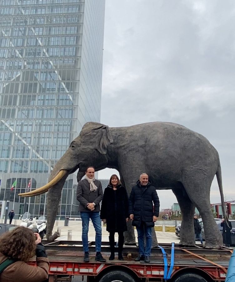 L’elefante Fritz in piazza Castello annuncia la riapertura del Museo Regionale di Scienze Naturali a Torino