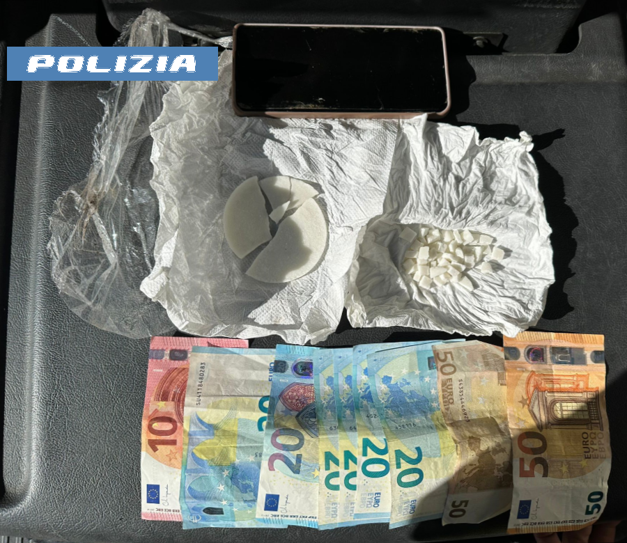 Tentano di nascondere il crack ma la polizia li arresta