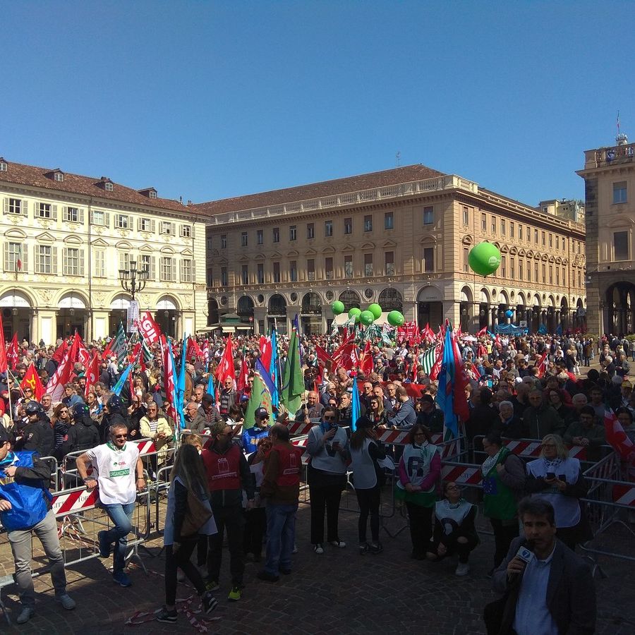 Torino, Primo Maggio: la Festa dei Lavoratori. Il corteo in via Roma e il comizio in piazza San Carlo